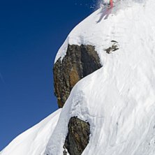 Johan laddar bland klipporna ovanf&ouml;r ludersj&ouml;n i. Foto: Jesper Molin. &Aring;kare: Johan Carlborg.