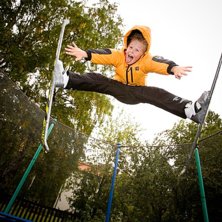 Gjorde studsmatteskidor av elr&ouml;r, gaffatejp och e. Foto: Testar mina nygjorda studsmatteskidor. &Aring;kare: Eric Norrlander.