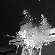 Aron droppar fr&aring;n tak. . Foto: Hampus Ledskog. &Aring;kare: Aron Jansson.