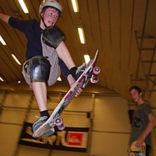 En melon ut fr&aring;n the mini ramp.. Foto: Jonas Zeidlitz (Fjunash). &Aring;kare: Samuel Lundh (Delmarindy).