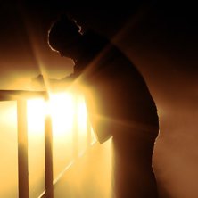 En tur med 740. Kameran i kn&auml;t. En enslig v&auml;g in. Foto: Adrian Fr&ouml;lund. &Aring;kare: Johan Augustsson.