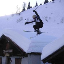 Vi hitta n&aring;gra hus mitt ute i ingenstans som vi d. Foto: Stefan Lind. &Aring;kare: Jakob Lev&eacute;n.