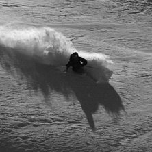 Foto: Ola Melin. &Aring;kare: Jon visar hur man l&auml;gger h&ouml;gersv&auml;ngar i l&auml;ckert eftermiddagsljus..