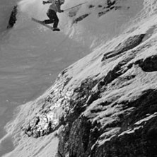 Ebbe Jakobsson f&ouml;rs&ouml;ker f&aring; r&auml;tsida p&aring; en gans. Foto: Jonas Abrahamsson. &Aring;kare: Ebbe Jakobsson.