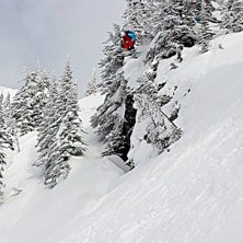 En klippa i Cat ski omr&aring;det i Revelstoke. Foto: Erik Aldenius. &Aring;kare: Johan Almroth.