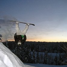 Marcus g&ouml;r en frontflip. . Foto: Erik H&auml;gg. &Aring;kare: Marcus Siverman.