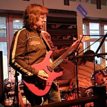 Janne Schaffer tar till ton!. Foto: Dag Risberg.