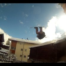 frontflip fr&aring;n ett tak. &Aring;kare: Tim Westerlund.