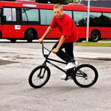 Gabbe har f&aring;tt en ny kamera och vi for ut och fot. Foto: Gabriel Frankila. &Aring;kare: Lauri Nordin.