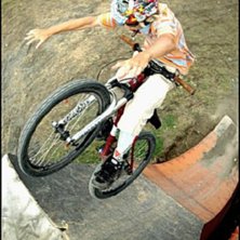 Tuck no hander upp p&aring; boxen. Foto: Niklas Sundin. &Aring;kare: Gustav Bod&eacute;n.