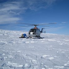 Helikoptern och guiden Thomas. Foto: Martin R&aring;land.