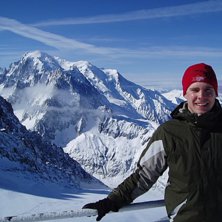 Jag med v&auml;rldens h&ouml;gsta berg Mont Blanc i bakgru. Foto: Henrik. &Aring;kare: Markus Kristensson.