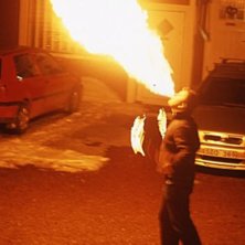 Lek med eld, o t&auml;ndv&auml;tska!. Foto: Jonas Davidsson. &Aring;kare: Resturangchefen, Olle.