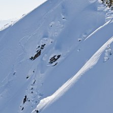 Mikael l&auml;gger en sv&auml;ng i fint solljus l&aring;ngt bor. Foto: Emil Rydell. &Aring;kare: Mikael Norrman.