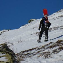 Olof testar sn&ouml;skorna.. Foto: Elia Landberg. &Aring;kare: Olof.