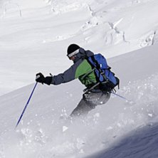 Foto: Fredrik Schenholm. &Aring;kare: 3 maj. Tomas njuter av den fina sn&ouml;n nedfor nordpasset..