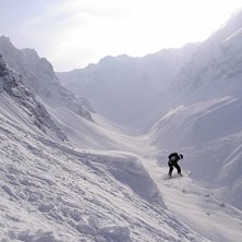 En otroligt vacker dal, med ett sk&ouml;nt litet dropp. Foto: Johan Blomkvist. &Aring;kare: Adam Singer.