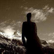 Ok&auml;nd kvinna bredvid v&auml;gen mellan Tignes och Val. Foto: My Ernevi. &Aring;kare:  Sjukt ok&auml;nd staty mellan Tignes och Val d&amp;#039;Is&egrave;re.