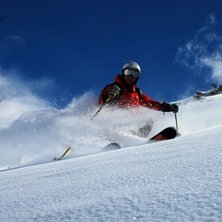 Egentillverkade skidor i puder.. Foto: Johan Weimer. &Aring;kare: Craig Lee Donovan.