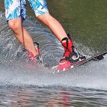 Denna &aring;kare &auml;r ganska ny p&aring; wakeboard och s&aring;le. Foto: Daniel Skilberg.