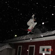 jag g&ouml;r en 180 mute fr&aring;n garagetaket. Foto: mattias b&aring;ngman. &Aring;kare: Jens Nilsson.