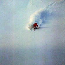 Jinne kn&auml;pper av en ruta med analoga systemkamera. Foto: Jonas Jinnestrand. &Aring;kare: Kristian Lidin.