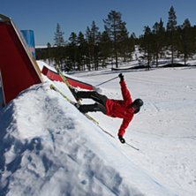 Fredriks andra f&ouml;rs&ouml;k p&aring; handplant. Foto: Albin Muhr. &Aring;kare: Fredrik Johansson.