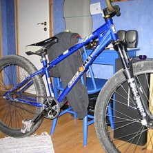 s&auml;ljer ramen + att jag s&auml;ljer en hel cykel kolla. Foto: myself. &Aring;kare: min hojjj.