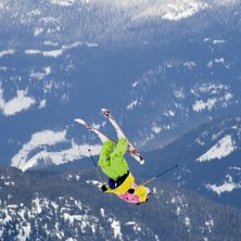 Pembertonkillen g&ouml;r en backflip &ouml;ver en wallride. Foto: Jens Andersson. &Aring;kare: Pembertonkillen.