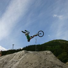 Mikke pr&oslash;ver Flipwhip. Foto: Lars Petter. &Aring;kare: Mikke Bolmstam.