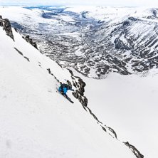 Andy Vogel laddar tar ut sv&auml;ngarna i kratern till. Foto: Axel Adolfsson.