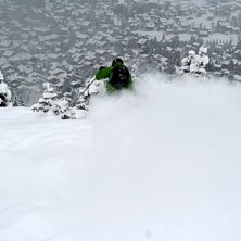 Viktor br&auml;nner p&aring; ner mot verbier. Foto: Johan Larson. &Aring;kare: Viktor H&auml;ggander.