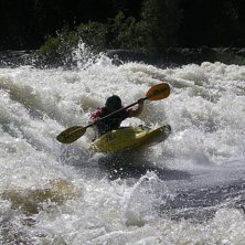 Kusinen ligger ute o studsar i gamla kraftverksv&aring;. Foto: Jonas Nyberg. &Aring;kare: Mattias Wagenius.