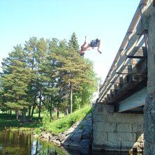 jag drar en backflip fr&aring;n bron. Foto: Markus krantz. &Aring;kare: Robin krantz.