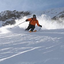Calle piskar puder och h&aring;ller tungan r&auml;tt i munn. Foto: Carl Lannerstad. &Aring;kare: Carl Bruch.