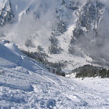 St&aring;r p&aring; Todorka och tittar ner i dalen mot Vihre. Foto: Melker Rinaldo. &Aring;kare: n/a.