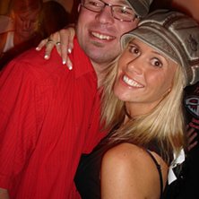 Foto: Stefan Brod&eacute;n. &Aring;kare: Hasse Mute har inget emot att mysa lite med Sara Orrensj&ouml;.