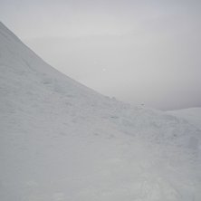 Pl&ouml;tsligt kom en Liten Lavin n&auml;r jag skulle &aring;ka. Foto: Herman. &Aring;kare: JAG.