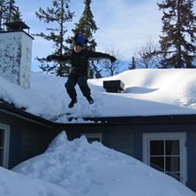 Jag hoppar fr&aring;n taket. Foto: Elin T&ouml;rnkvist. &Aring;kare: Johan T&ouml;rnkvist.