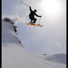 Viktor droppar i motljus.
Ena stunden sn&ouml;ade det. Foto: Christian &Aring;kesson. &Aring;kare: Viktor Johansson.
