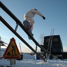 Satte upp ett grymt bra hemmabyggt rail fr&aring;n en l. Foto: Simon Dahl. &Aring;kare: Jocke Hammar.