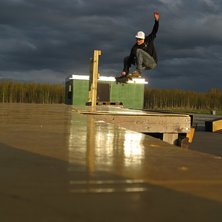 fick lite air vid v&aring;rt nya skatespot. Foto: Bj&ouml;rn Ahlskog. &Aring;kare: Tony Enlund.