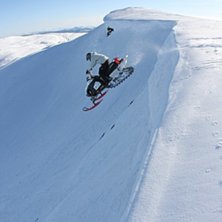 Sledskiing!. Foto: Hans W&auml;rdell. &Aring;kare: Tomas Berntsson &amp;amp; Erik Sunnerheim.