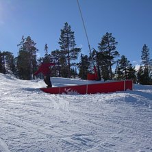 jag g&ouml;r en fs boardslide en solig v&aring;rdag i s&auml;le. Foto: Linn. &Aring;kare: Mattias Kjellberg.