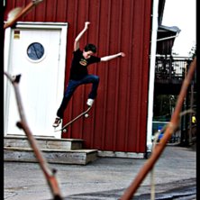 mikael k&ouml;r olie ner fr&aring;n en trappa. Foto: Hugo Ljungquist. &Aring;kare: micke skogelund.