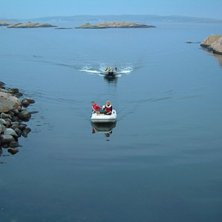...och s&aring; kom ungarna och h&auml;mtade oss efter en k. Foto: Johan Olofsson. &Aring;kare: norska barn.