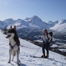 P&aring; v&auml;g uppf&ouml;r Kirketaket en perfekt, solig dag . Foto: Micke. &Aring;kare: Joni/Micko.