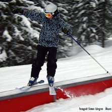 Johan stilar med att dra en rail i parken i Trysil. Foto: Simon L&ouml;vgren. &Aring;kare: Johan Blomquist.