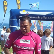 En av v&auml;rldens b&auml;sta surfare p&aring; plats!. Foto: marcus wadsten. &Aring;kare: Sunny Garcia.