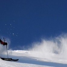 Jag smiskar vindpackad sn&ouml; i Riksgr&auml;nsen v9. Foto: Mikael &Ouml;hlund. &Aring;kare: Simon Pont&eacute;r.